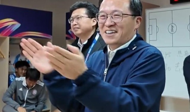C7官方-连云港队0-0战平无锡队，赛后连云港市长来到更衣室慰问球队
